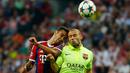 Gelandang Barcelona, Javier Mascherano berebut bola udara dengan Thiago saat leg kedua semifinal Liga Champions di Allianz Arena, Jerman, Rabu (13/5/2015). Bayern Muenchen menang 3-2 atas Barcelona. (Reuters/Kai Pfaffenbach)