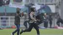 Polisi mengusir suporter Persita Tangerang yang masuk ke lapangan saat melawan Kalteng Putra pada laga Liga 2 di Stadion Pakansari, Jawa Barat, Selasa (4/12). Kalteng menang 2-0 atas Persita. (Bola.com/M. Iqbal Ichsan)
