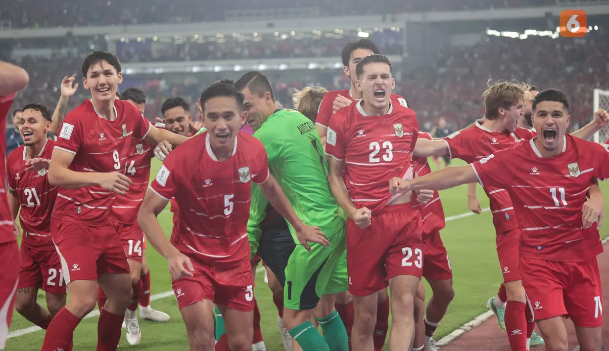 Pesepak bola Timnas Indonesia merayakan keberhasilan menjuarai FIFA ASEAN Cup 2026 setelah mengalahkan Thailand melalui adu penalti pada laga final di Stadion Utama Gelora Bung Karno (SUGBK), Jakarta, Senin (5/10/2026). Indonesia menang 4-2 dalam adu penalti setelah bermain imbang 2-2 hingga babak tambahan waktu.(KLY/Budy Santoso)