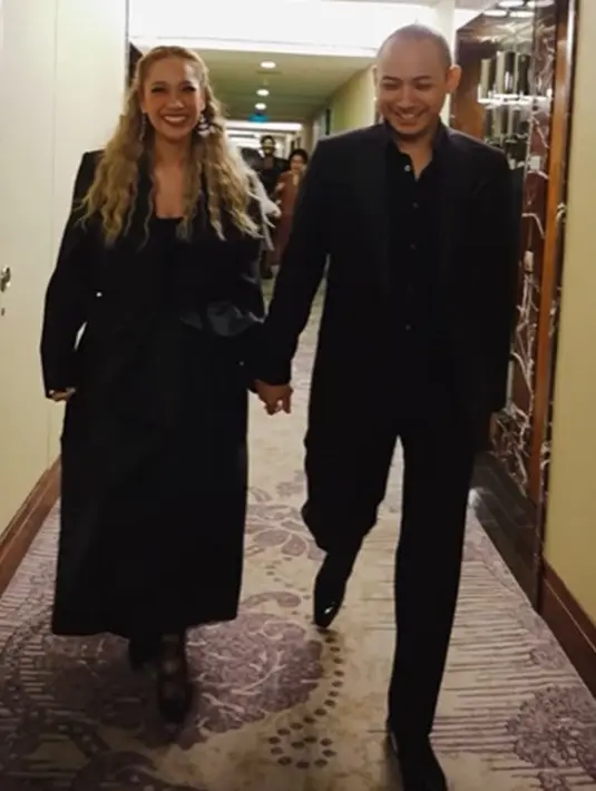 Di momen premiere ini, BCL hadir menggandeng Tiko Aryawardhana, suaminya dan sang buah hati, Noah Sinclair. [Foto: Instagram/itsmebcl]