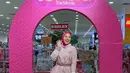 Tya Ariestya pilih padukan long sleeve shirt dan rok a-line ruffle yang feminin. Ditutup dengan hijab dan heels pink terang. [@tya_ariestya]