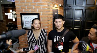 Kompak Marcellino Lefrandt Dan Dewi Rezer Mulai Terbuka Soal Pasangan News Entertainment Fimela Com