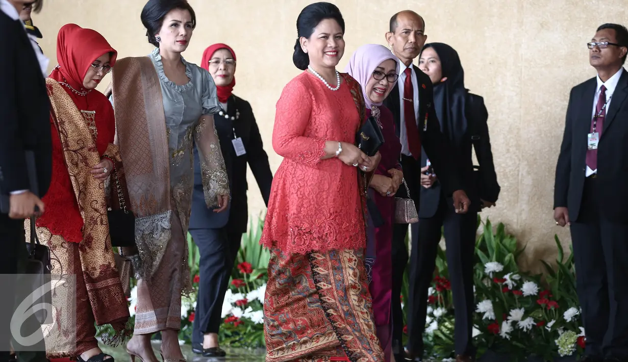 Ibu Negara Iriana Jokowi bersama Mufidah Jusuf Kalla saat menghadiri sidang tahunan MPR RI di ruang rapat paripurna 1 Gedung Nusantara, Jakarta, Selasa (16/8). (Liputan6.com/Faizal Fanani)