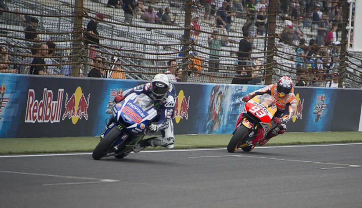 Pembalap Movistar Yamaha, Jorge Lorenzo (depan) saat beradu cepat dengan Pembalap Repsol Honda, Marc Marquez di sirkuit Indianapolis, Amerika Serikat, Minggu (9/8/2015).  Lorenzo finis diperingkat dua dan Pedrosa keempat. (AFP/PHOTO)