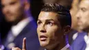 Cristiano Ronaldo tampil modis saat akan menerima trofi Pemain Terbaik Eropa 2016-2017  di Grimaldi Forum, Monaco, (24/8/2017). Ronaldo mengalahkan Messi dan Buffon yang termasuk dalam nominasi. (AP/Claude Paris)