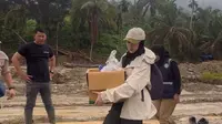Gaya Modest Tiara Andini Turun Langsung Bantu Korban Banjir Aceh