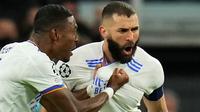 David Alaba dan Karim Benzema selebrasi merayakan gol ke gawang PSG dalam leg kedua 16 besar Liga Champions 2021/2022 di Santiago Bernabeu, Kamis (10/3/2022). (AP/Manu Fernandez)