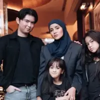 Gaya Badass Olla Ramlan Bareng Anak-Anak Tercinta (credit: instagram/ollaramlan)