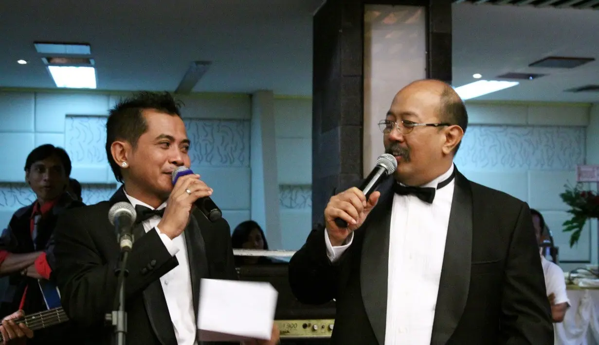 Saat umat muslim memenuhi Masjid Istiqlal untuk melaksanakan salat Idul Fitri, keluarga Reza Bukan dan Visca datang ke Gereja Katedral untuk menikah, 20 September 2009. Indro Warkop dan Farid menjadi pembawa acara saat resepsi. (dok. Pribadi)