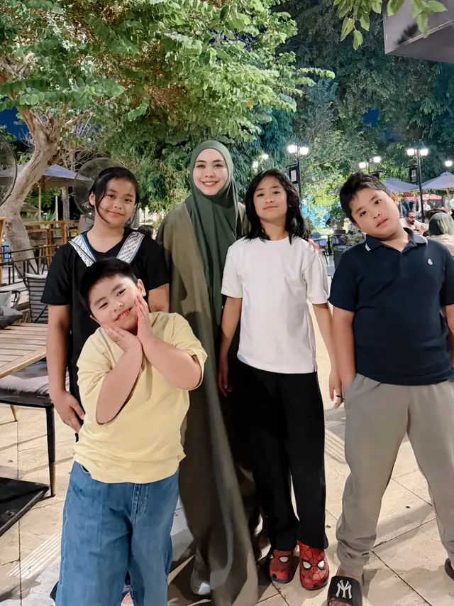 Oki Setiana Dewi dan anak-anak