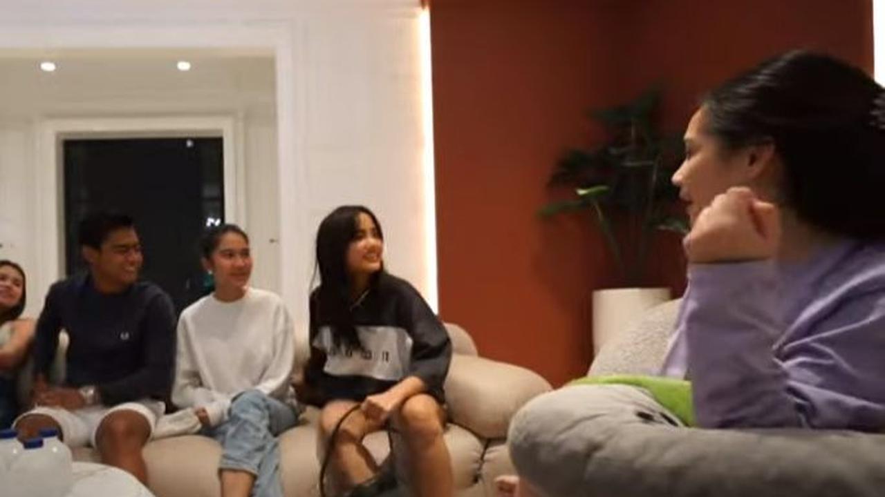 Nagita langsung menggoda Fuji kala dia masuk lebih dulu.<br>