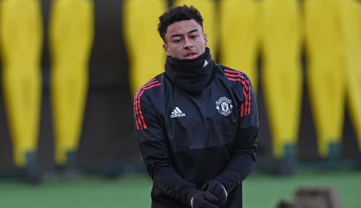 Gelandang Manchester United, Jesse Lingard, mengikiuti sesi latihan jelang laga Liga Champions di Manchester, Senin (4/12/2017). Manchester United akan berhadapan dengan CSKA Moscow. (AFP/Paul Ellis)