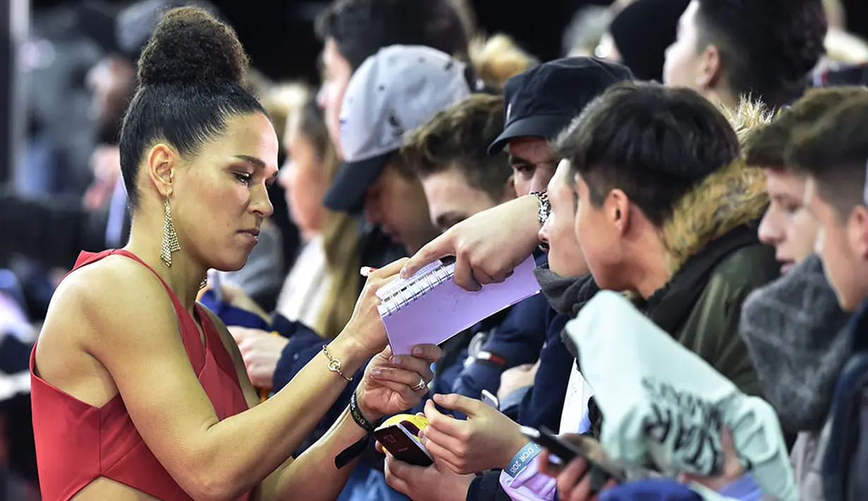 Penyerang cantik Frankfurt, Celia Sasic, menyapa fans saat berjalan di karpet merah ajang FIFA Ballon d'Or 2015 di Zurich, Swiss, Senin (11/1/2016). (AFP/Michael Buholzer) 