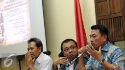 Mantan Panglima TNI, Jenderal TNI (Purn) Moeldoko (kanan) memberikan pernyataan saat diskusi bersama PARA Syndicate di Jakarta, Jumat (11/3/2016). Diskusi membahas Supersemar: Dari Soekarno ke Soeharto. (Liputan6.com/Helmi Fithriansyah)