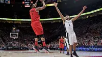 Forward San Antonio Spurs Kyle Anderson (kanan) coba menghentikan tembakan guard Portland Trail Blazers Evan Turner pada laga NBA di Moda Center, Minggu (7/1/2018) atau Senin (8/1/2018) WIB. (AP Photo/Craig Mitchelldyer)