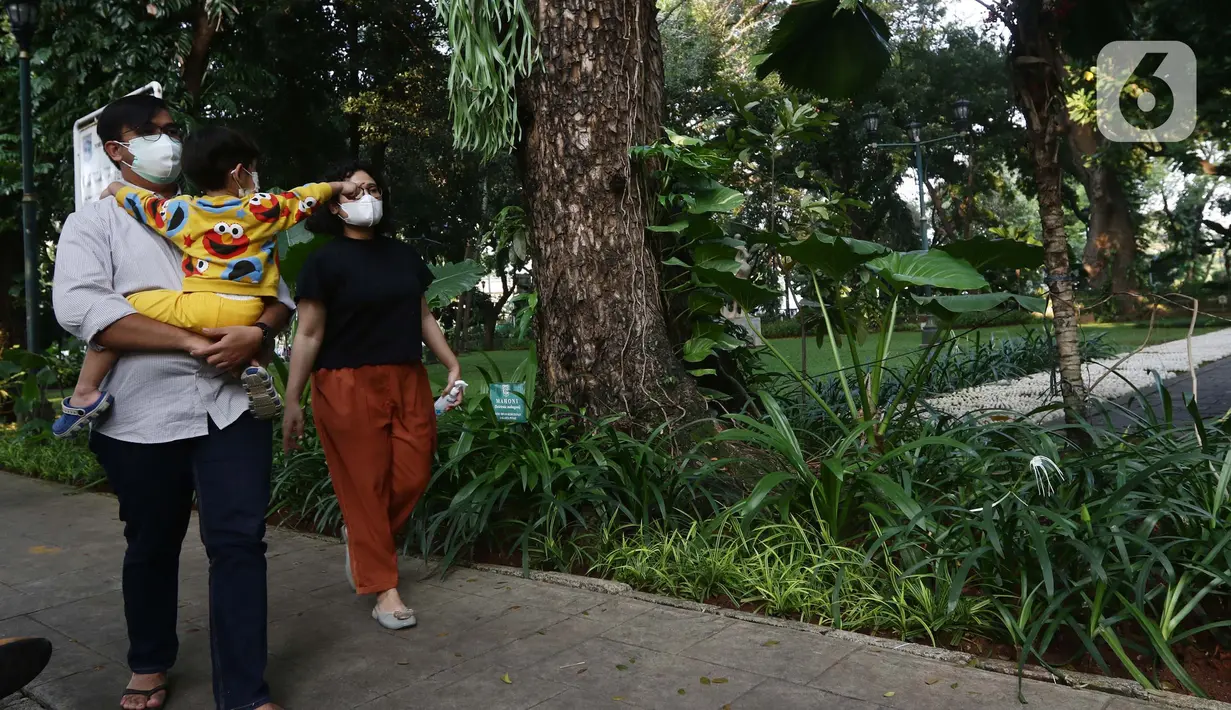 Warga menikmati kembali suasana ruang terbuka hijau Taman Suropati, Jakarta, Sabtu (23/10/2021). Pemerintah Provinsi DKI Jakarta kembali membuka 59 Ruang Terbuka Hijau (RTH) yang ditutup karena pandemi Covid-19. (Liputan6.com/Helmi Fithriansyah)