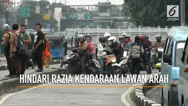 Petugas gabungan Dishub, TNI dan Polri menggelar razia gabungan ketertiban lalu lintas. Sejumlah kendaraan bernotor nekat melawan arah menghindari razia petugas