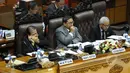 Tiga ekspresi wajah yang berbeda antara Ketua rapat paripurna Fadli Zon (tengah), Agus Hermanto (kanan), Taufik Kurniawan saat memimpin rapat Paripurna DPR, Senayan, Jakarta (09/02/2015). (Liputan6.com/Andrian M Tunay)