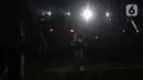 Gubernur DKI Jakarta Anies Baswedan berlari mengiring bola saat meresmikan Stadion Jakarta International Stadium (JIS), Minggu ( 24/7/2022). Sederet artis papan atas Ibu Kota turut meramaikan acara tersebut antara lain Dewa 19 dan Virzha, Kotak Band serta Setia Band. Selain itu, panitia juga akan menggelar pertandingan persahabatan sepakbola. (Liputan6.com/Herman Zakharia)