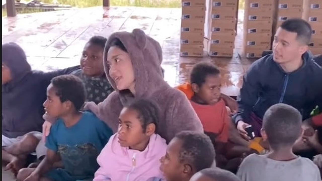 Potret Azizah Salsha Ikut Aksi Sosial di Wamena, Bantu Memasak hingga Bermain dan Bernyanyi Bersama Anak-Anak