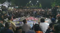 Lagu Endang Soekamti Akhiri Doa Bersama Suporter Bola di Probolinggo untuk Korban Kanjuruhan