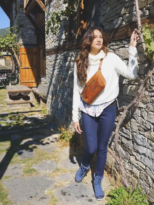 Penampilan Nadine Chandrawinata di berbagai kesempatan memang selalu berhasil menarik perhatian pubik. Gayanya yang tidak monoton ini lah yang selalu membuat banyak orang penasaran. (Instagram/nadinelist)