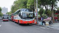 Beberapa armada shuttle bus penonton terparkir di titik lokasi Balai Kota Surabaya untuk mengantar para penonton secara gratis menuju Stadion Gelora Bung Tomo untuk menyaksikan pembukaan Piala Dunia U-17 2023 sekaligus laga Timnas Indonesia U-17 menghadapi Ekuador, Jumat (10/11/2023). (Bola.com/Bagaskara Lazuardi)