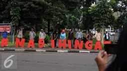 Warga mengabadikan aksi #masihingat yang dilakukan sejumlah keluarga korban kekerasan di Taman Gunung Agung Jakarta, Rabu (29/6). Aksi ini mengingatkan masih banyak kasus pelanggaran HAM yang belum tuntas. (Liputan6.com/Helmi Fithriansyah)