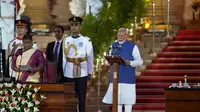 Narendra Modi, kanan, dilantik sebagai perdana menteri India oleh Presiden Droupadi Murmu, kiri, di Rashtrapati Bhavan, di New Delhi, India. [Manish Swarup/AP]