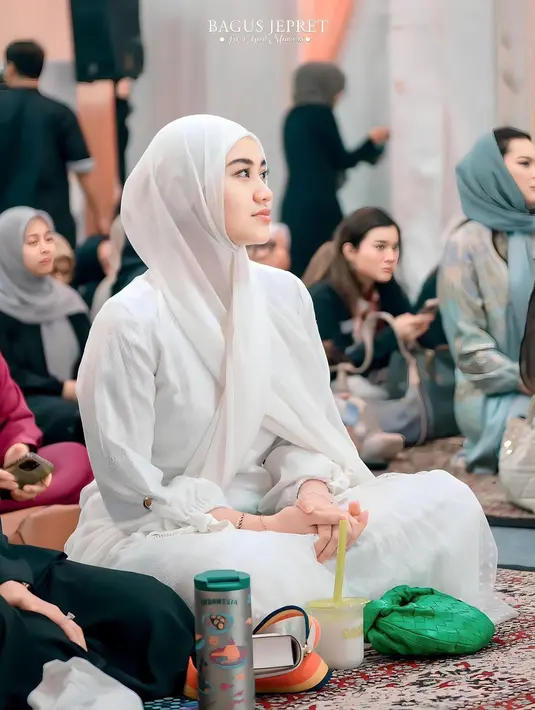 Ia mengenakan dress lengan panjang dan syal yang dijadikannya sebagai hijab, yang sama-sama berwarna putih. [Foto: Instagram/aaliyah.massaid]