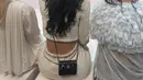 Untuk aksesori, Kylie menambahkan sentuhan kontemporer dengan sabuk rantai mutiara dan emas khas Chanel yang dililitkan di pinggangnya. Ia juga mengenakan tumpukan gelang emas dan berlian, serta sebuah anklet rantai emas dengan logo Chanel yang menggantung manis di atas slingback heels hitamnya. Detail ini memberikan kesan edgy namun tetap elegan, selaras dengan karakter mode Jenner yang selalu berani bereksperimen.  [IG: @kyliejenner].