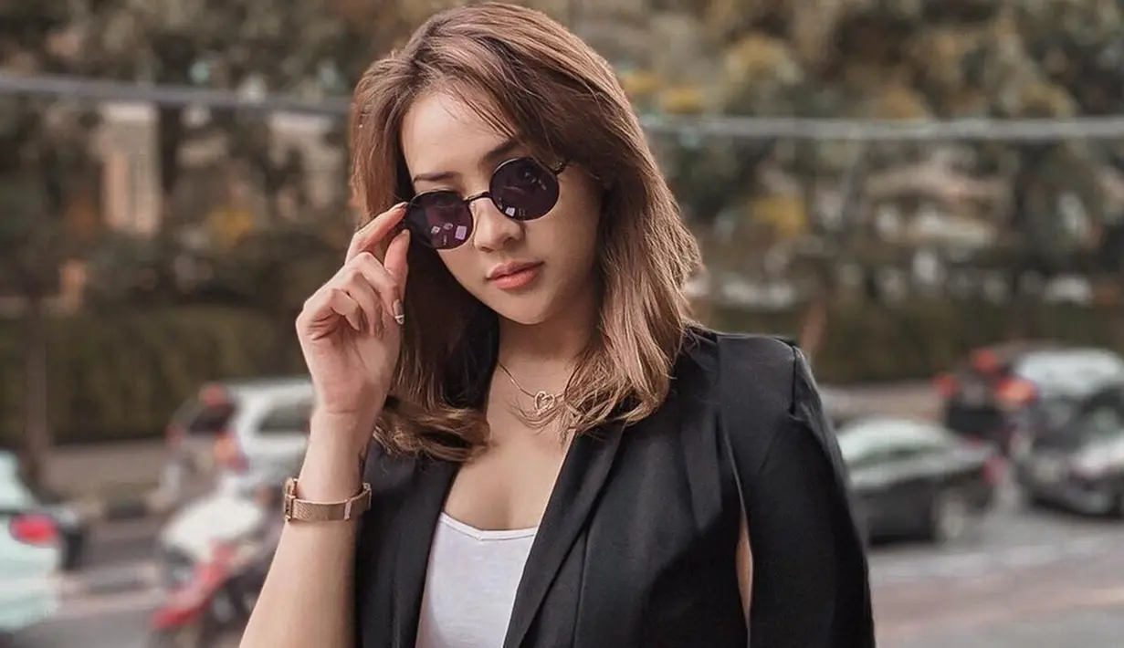 Selain topi, kacamata menjadi salah satu fashion item favorit Anya Geraldine. Tak hanya melindungi dari sinar matahari, penampilan pemilik nama lengkap Nur Amalina Hayati ini semakin keren dengan kacamata.(Liputan6.com/IG/@anyageraldine)