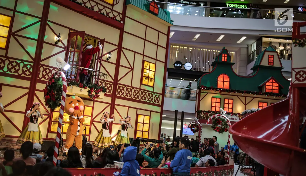 Anak-anak menyaksikan pertunjukkan Sinterklas di Mal Ciputra, Jakarta Barat, Jumat (14/12). Jelang perayaan Natal 2018 sejumlah mal di Jakarta mendekor bernuansa Natal agar menjadi daya tarik para pengunjung mal. (Liputan6.com/Faizal Fanani)