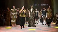 Koleksi "JAGAD RASA" persembahan Julianto for IWAN TIRTA di panggung Plaza Indonesia Fashion Week (PIFW), 30 September 2025. (Liputan6.com/Asnida Riani)