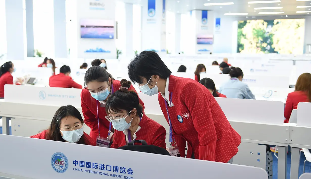 Para relawan bekerja di media center Pameran Impor Internasional China (China International Import Expo/CIIE) ketiga di Shanghai, China timur, pada 3 November 2020. (Xinhua/Zhao Dingzhe)