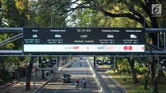 Kendaraan melintas di bawah mesin electronic road pricing (ERP) di Jalan Medan Merdeka Barat, Jakarta, Rabu (11/9/2019). Pemprov DKI Jakarta membatalkan proses lelang tender untuk jalan berbayar atau ERP setelah mendapatkan opini hukum dari Kejaksaan Agung RI. (Liputan6.com/Immanuel Antonius)
