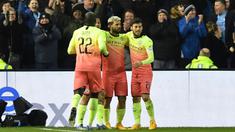 Striker Manchester City, Sergio Aguero, merayakan gol yang dicetaknya ke gawang Sheffield Wednesday pada laga babak kelima Piala FA di Hillsborough Stadium, Rabu (4/3) malam waktu setempat. Manchester City menang 1-0 atas Sheffield. (AFP/Paul Ellis)