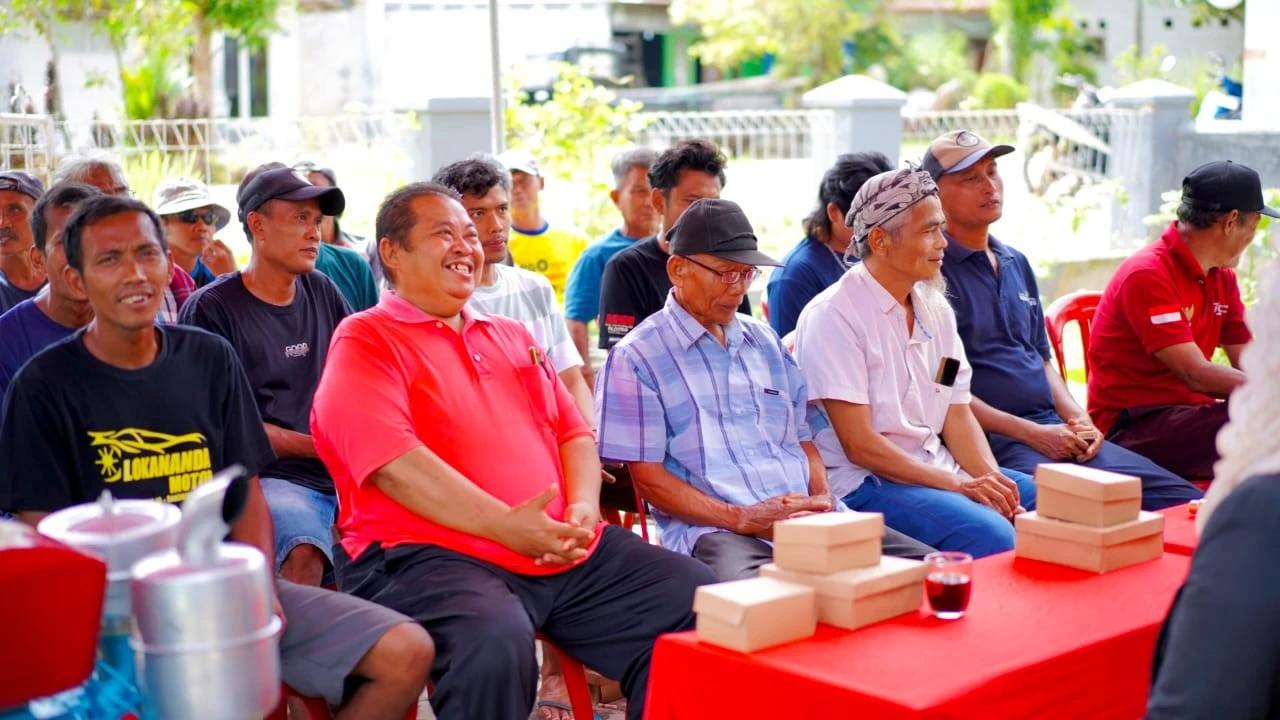 Anggota Komisi XI DPR RI Kaisar Serahkan Alat Penggiling Padi di Cilacap