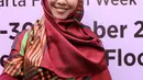 Oki Setiana Dewi memasarkan bisnis fesyennya ini melalui toko, pasar, hingga online. Wanita cantik berhijab ini melihat perkembangan serta prospek bisnis busana muslimah saat ini sangat menjanjikan. (Andy Masela/Bintang.com)