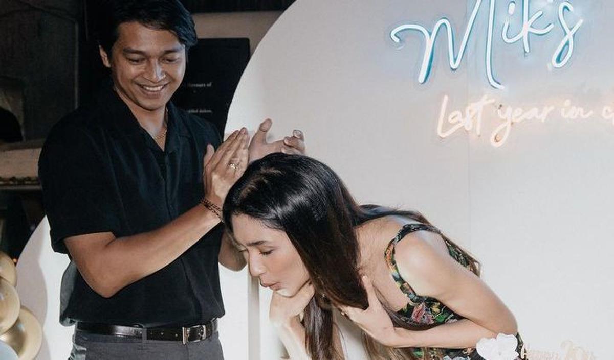 Potret Mikha Tambayong sedang meniup lilin. Tampak Mikha Tambayong didampingi sang suami, Deva Mahenra.<br>