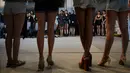 Sejumlah wanita saat mengikuti audisi model Amazon India Fashion Week 2017 di New Delhi (20/1). Puluhan wanita bersaing untuk dapat terpilih dalam 16 model yang tampil di Amazon India Fashion Week 2017. (AFP Photo)
