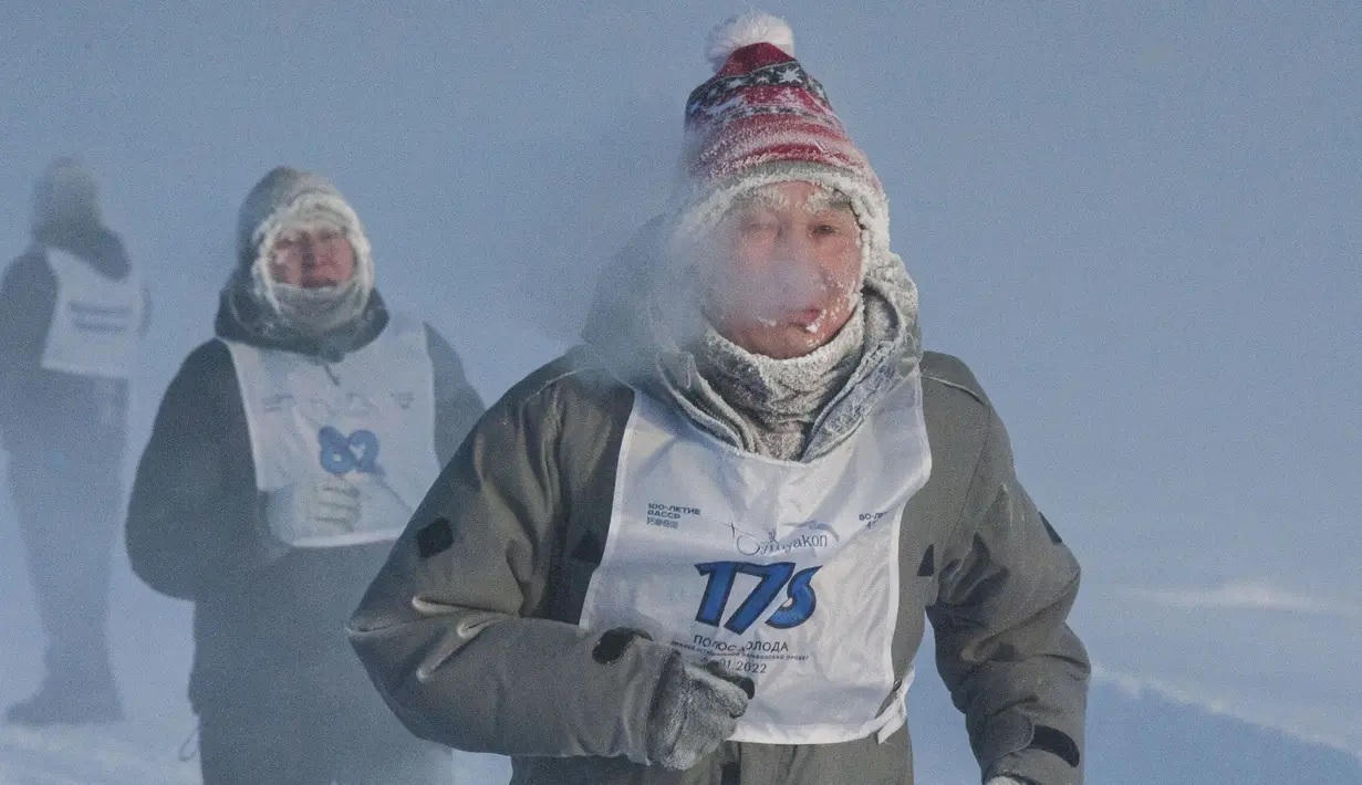 Sejumlah pelari ikut serta dalam maraton terdingin di dunia internasional pada suhu minus 53 derajat (-63,4 Fahrenheit) di dekat Oymyakon, republik Sakha, juga dikenal sebagai Yakutia, Timur Jauh Rusia, Sabtu, 22 Januari 2022. (AP/Ivan Nikiforov)