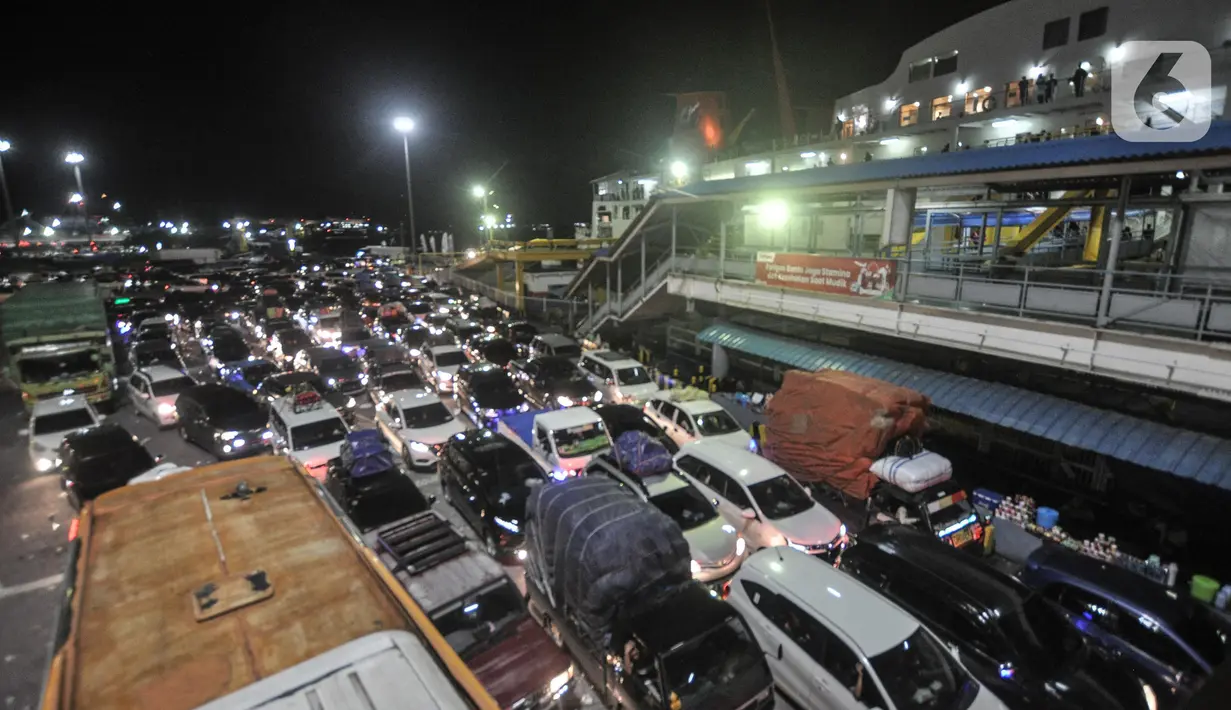 <p>Kepadatan kendaraan pemudik saat antre menunggu jadwal keberangkatan kapal di Pelabuhan Merak, Cilegon, Banten, Sabtu (30/4/2022) dini hari. Memasuki H-2 Lebaran atau Puncak Arus Mudik yang diprediksi hari ini kepadatan kendaraan pemudik masih mengular di Pelabuhan Merak. (merdeka.com/Iqbal S. Nugroho)</p>