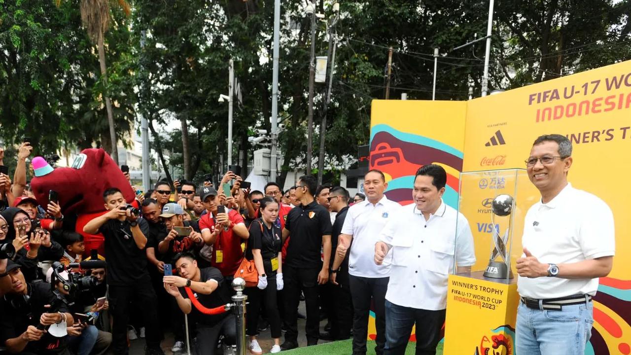Ketua Umum PSSI Erick Thohir dan Penjabat (Pj) Gubernur Heru Budi Hartono hadir memeriahkan pameran trofi Piala Dunia U-17 2023 di Bundaran HI Jakarta pada Minggu (15/10/2023).<br>