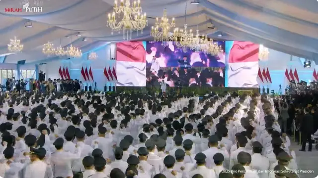 Momen Presiden Prabowo Subianto usai memberikan sambutan pelantikan kepala daerah di Istana Kepresidenan Jakarta, Kamis (20/2/2025).