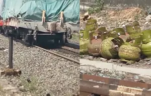 Sebuah sepeda motor roda tiga jenis Tossa yang mengangkut puluhan tabung gas elpiji 3 kilogram tertabrak kereta api di Bandar Lampung. (Dok. Istimewa).