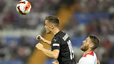 Gelandang timnas Austria Christoph Baumgartner melompat saat berebut bola dengan gelandang Kroasia Nikola Vlasic pada matchday pertama UEFA Nations League A Grup 1 di Stadion Gradski Vrt, Sabtu (4/6/2022) dinihari WIB. Ralf Rangnick sukses debut dengan mengantarkan Timnas Austria menang telak atas Kroasia dengan skor 3-0. (AP Photo/Darko Bandic)