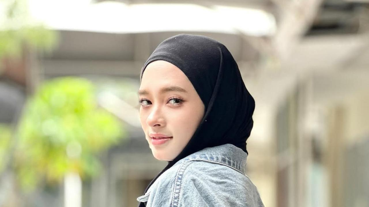 Potret Cantik Inara Rusli Tampil Stylish Padukan Busana Denim
