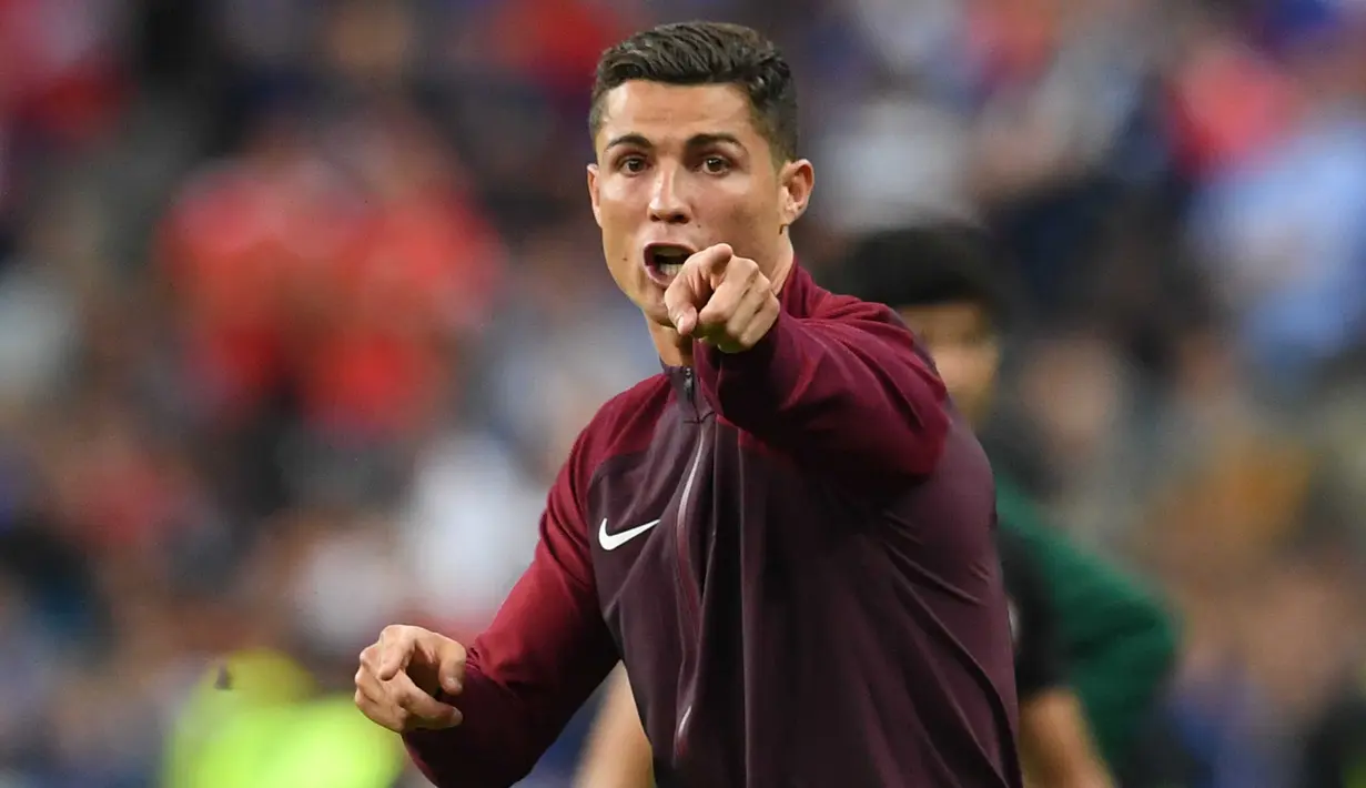 Cristiano Ronaldo memberikan instruksi kepada pemain Portugal saat melawan Prancis pada Final Piala Eropa 2016 di Stade de France, Saint-Denis, Paris,(11/7/2016) dini hari WIB. (AFP/Francisco Leong)