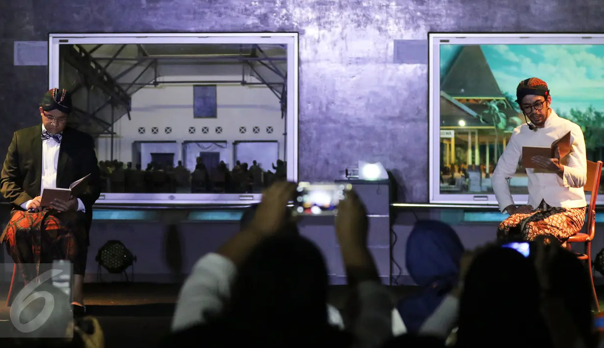 Mendikbud Anies Baswedan bersama aktor Reza Rahardian memerankan pertunjukan monolog tokoh pendidikan Ki Hajar Dewantara dan Dr. Soetomo pada perayaan Pesta Pendidikan di Diorama Monas, Jakarta, Minggu (1/5). (Liputan6.com/Herman Zakharia)